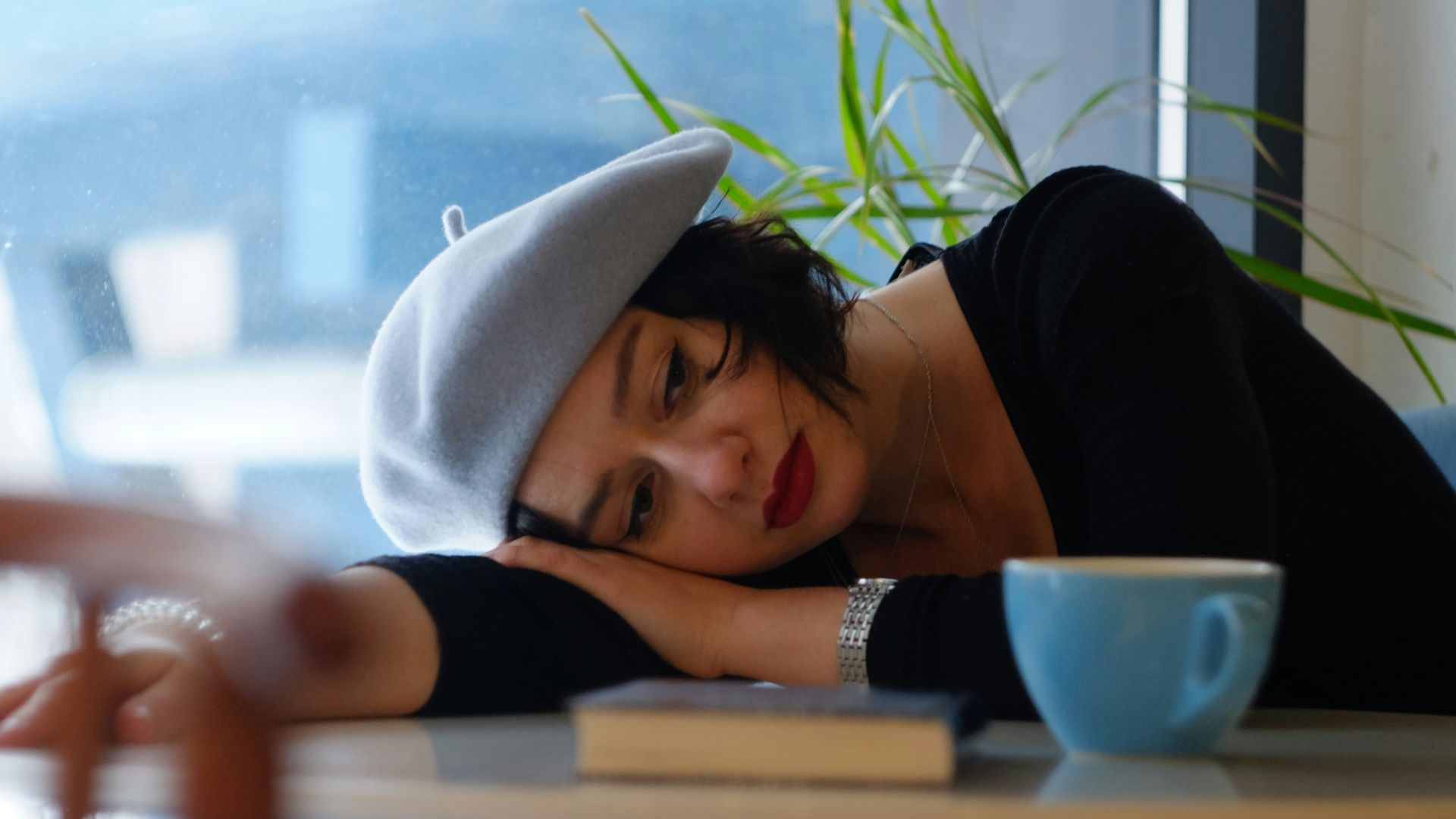 6. Elle soupire souvent sans raison physique apparente