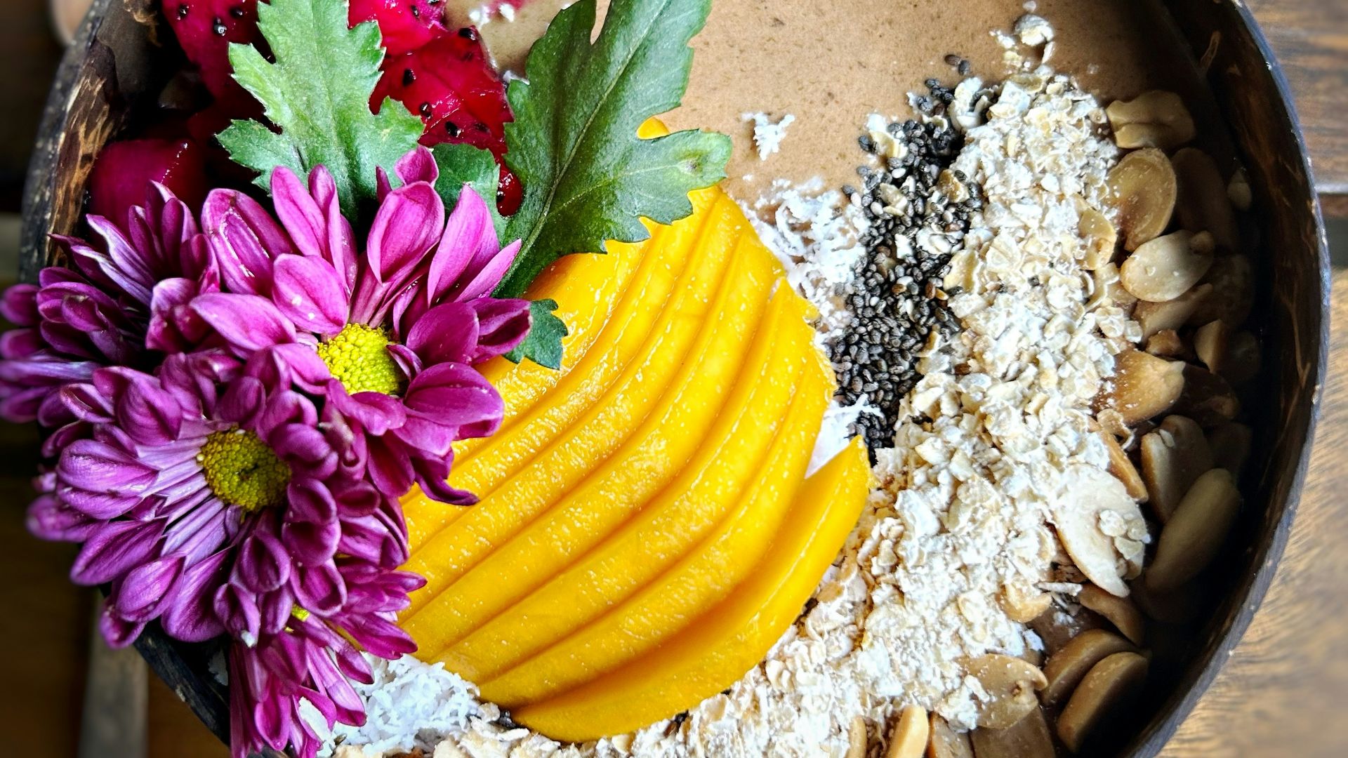 4. Bol de smoothie à la mangue et à la noix de coco