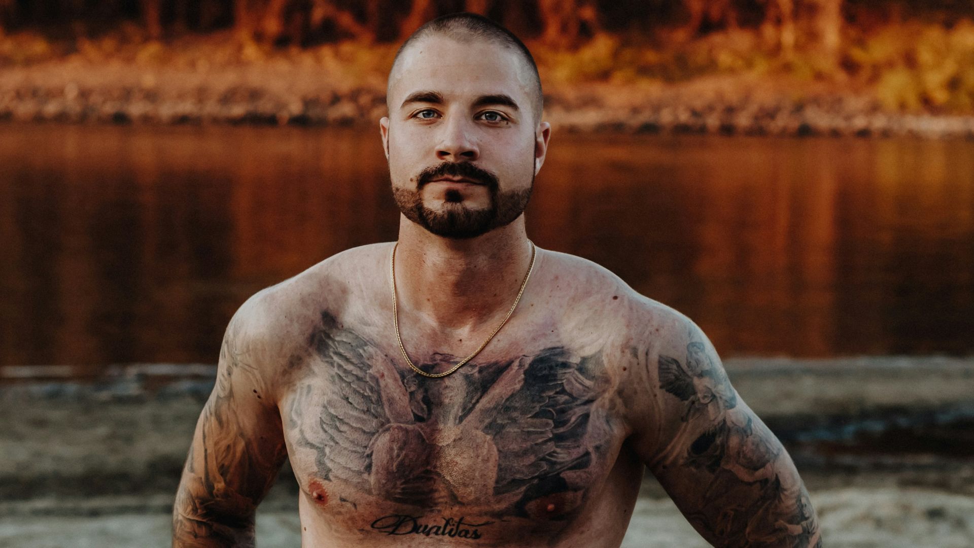 7. Le tatouage sur la poitrine qu'il montre trop vite