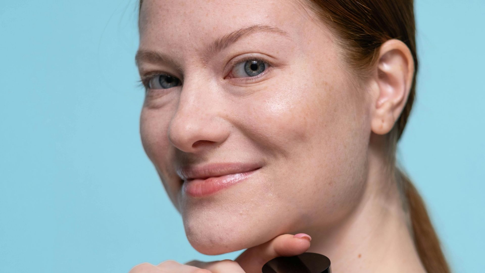 10. Un fard à joues en crème estestompé sur la peau