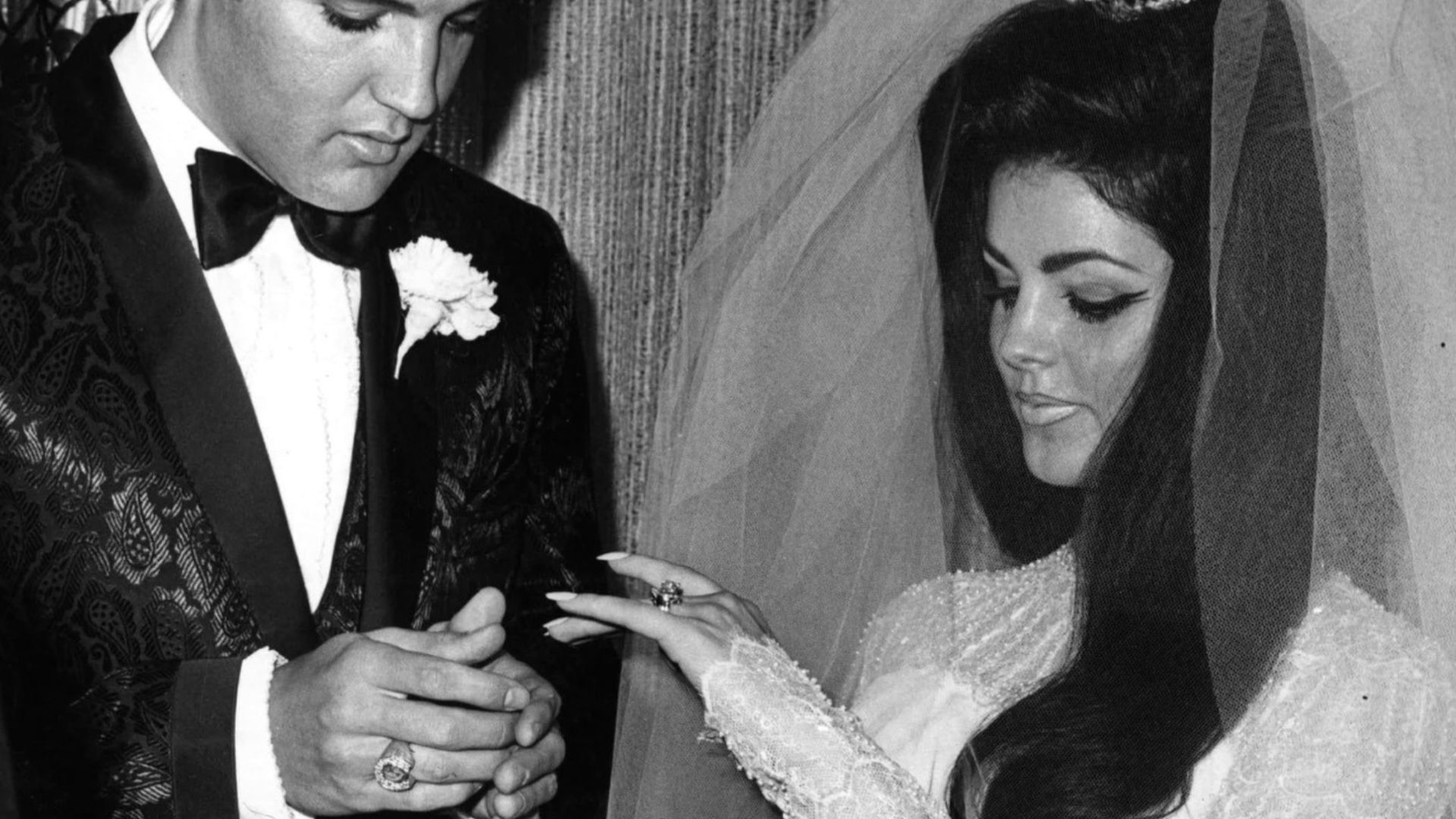 13. La tenue de mariage brodée de perles de Priscilla Presley