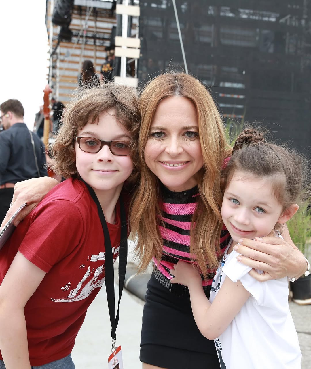 Julie Snyder est collée sur ses deux enfants