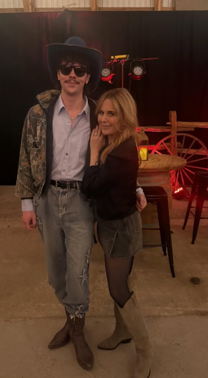 Photo mère fils sur un thème cowboy