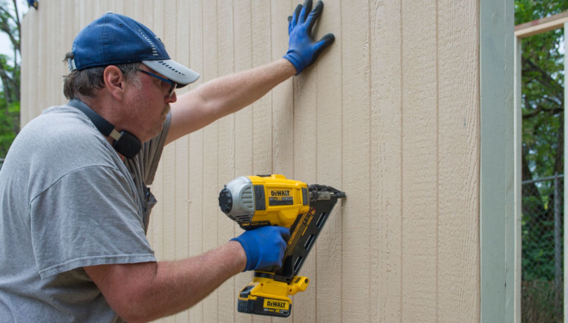 Pneumatic nailer
