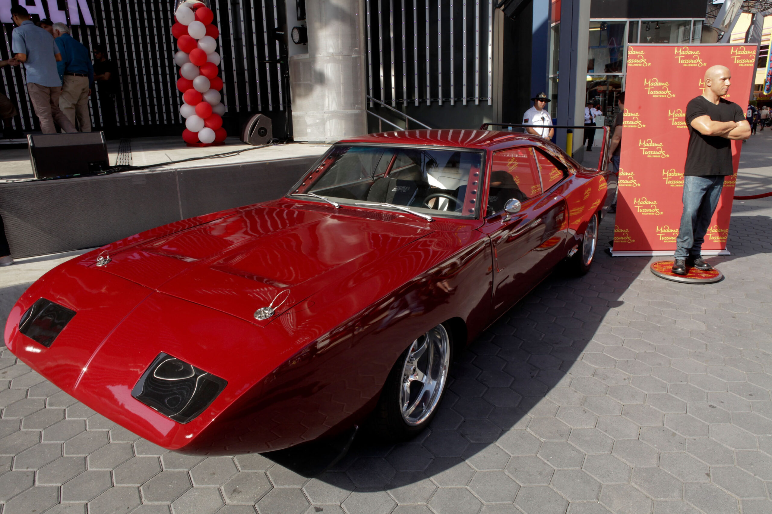 Dodge Charger Daytona rouge qui apparaît dans Fast &amp; Furious 6