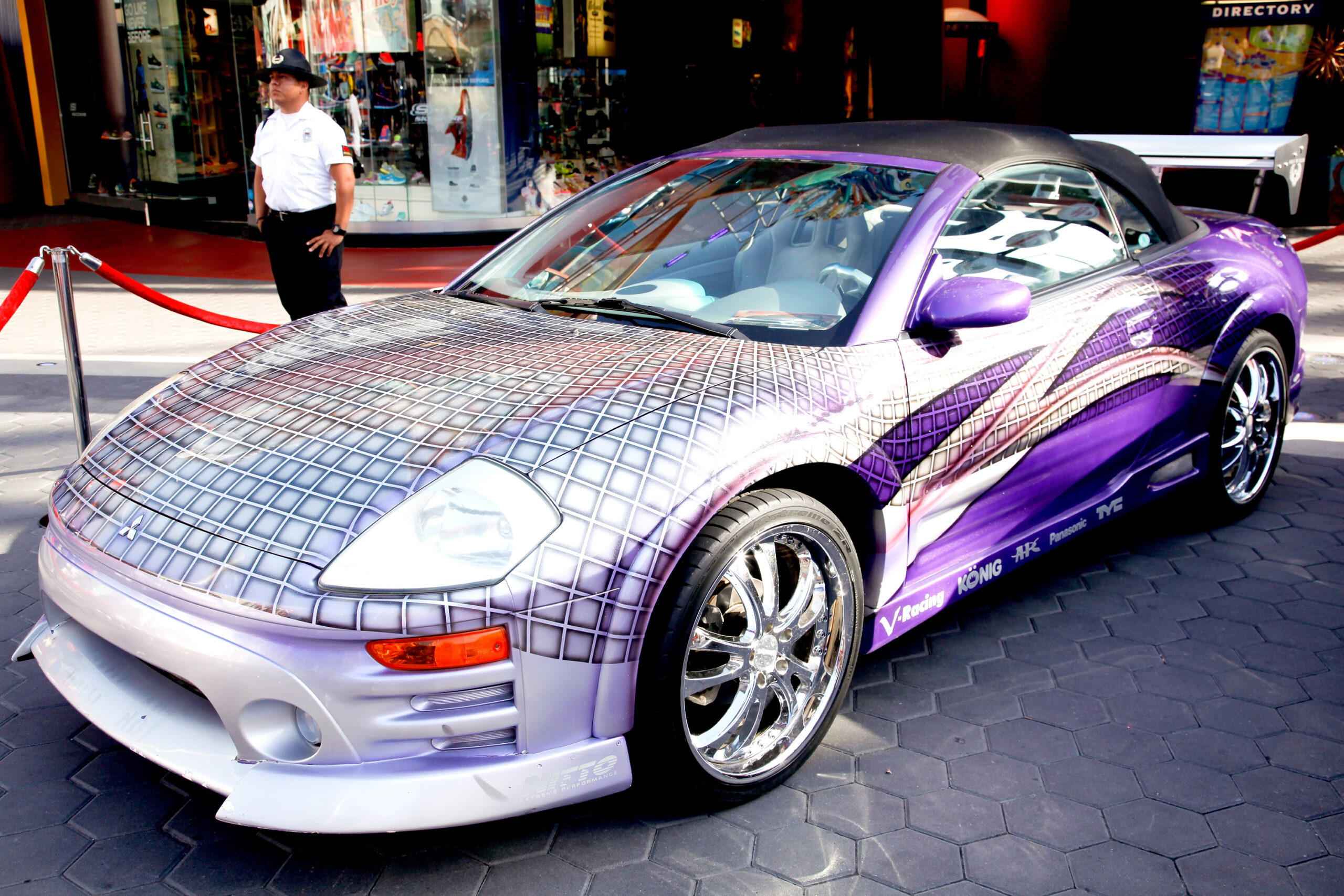Mitsubishi Eclipse Spyder violette de Roman Pearce