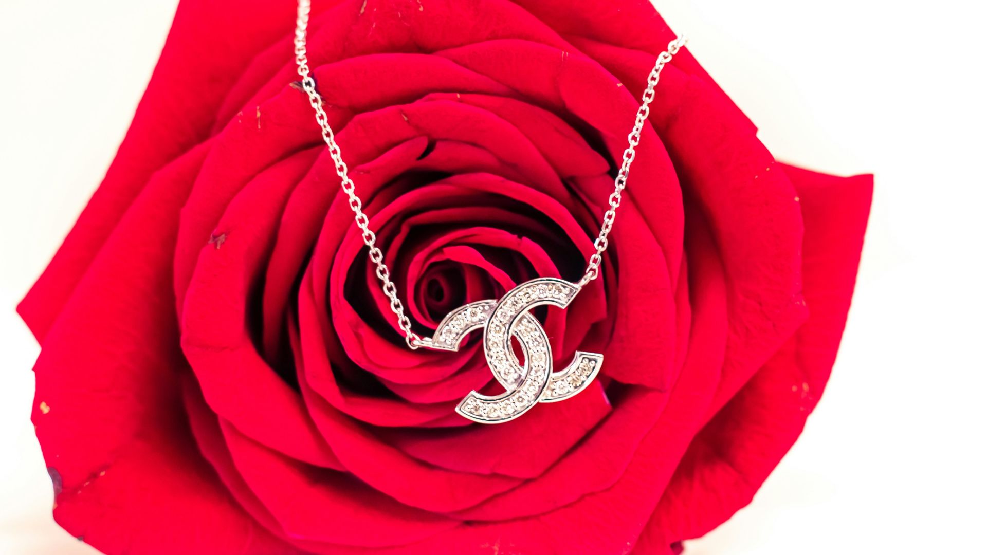 1. Bijoux à logo surdimensionné