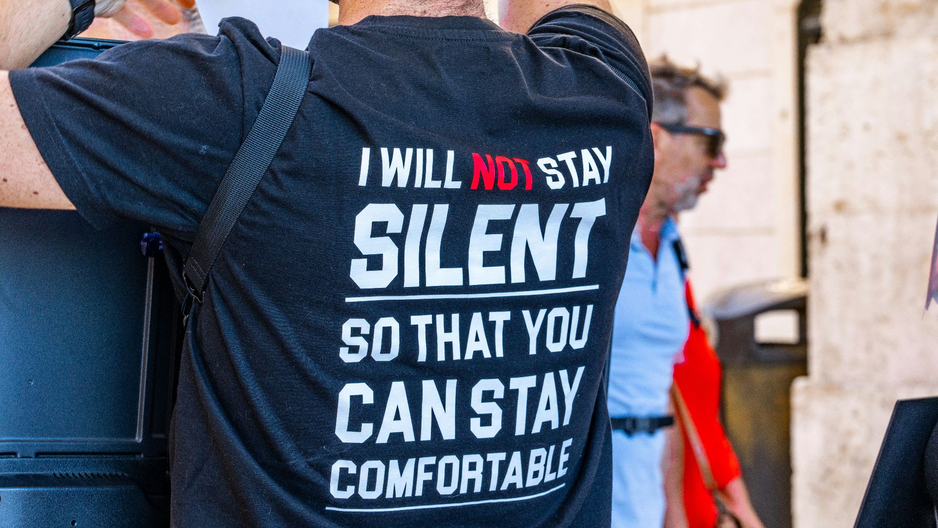 11. Le t-shirt à message politique sur la première photo