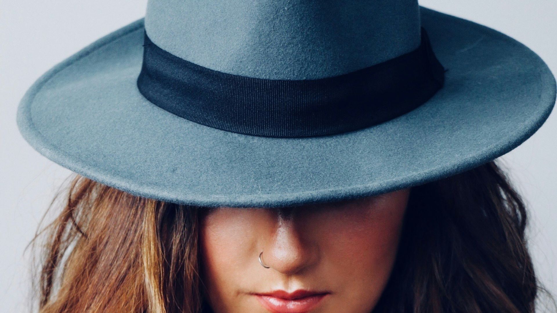 17. Porter un chapeau à l'intérieur pour dissimuler une perte de cheveux