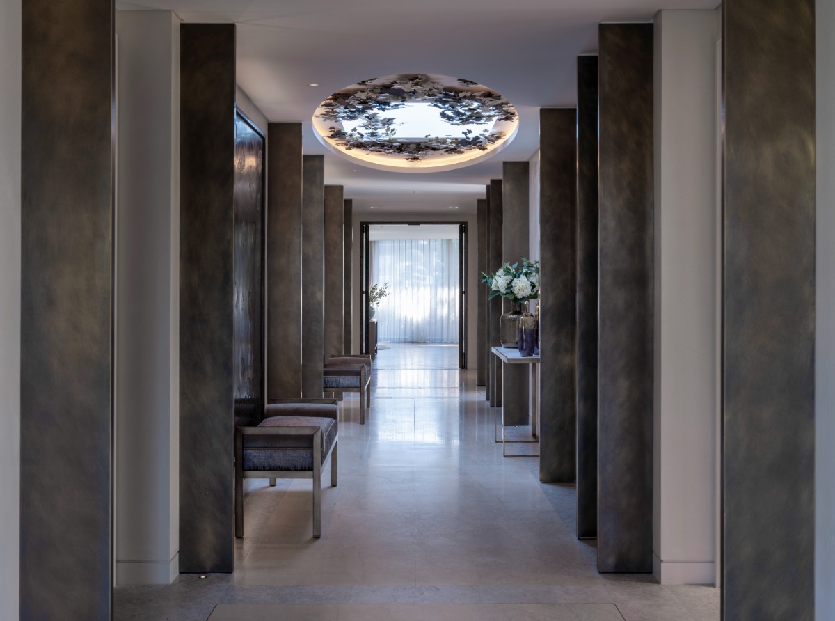 An impressive long hallway