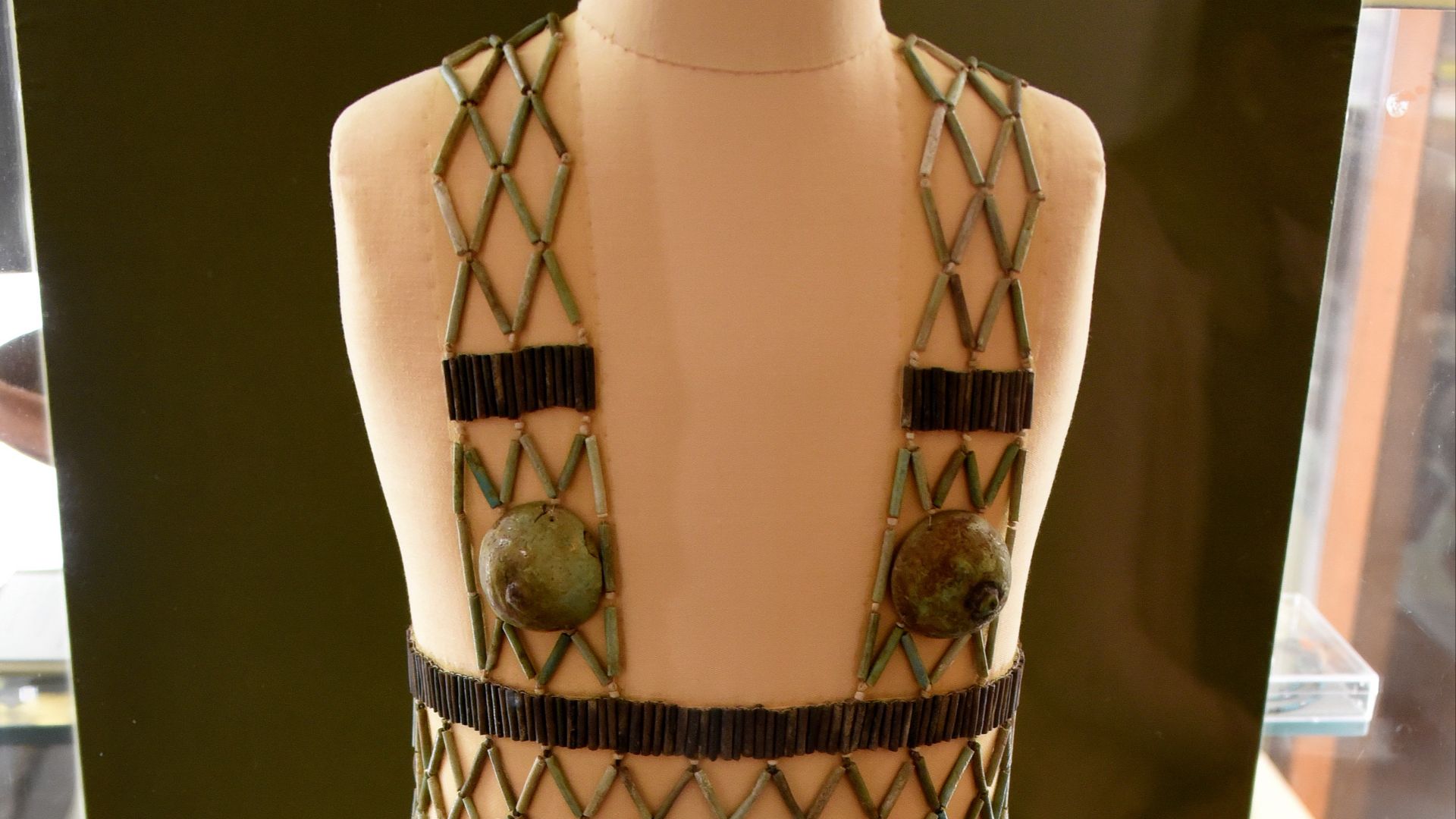 16. Robe en filet de perles Qau