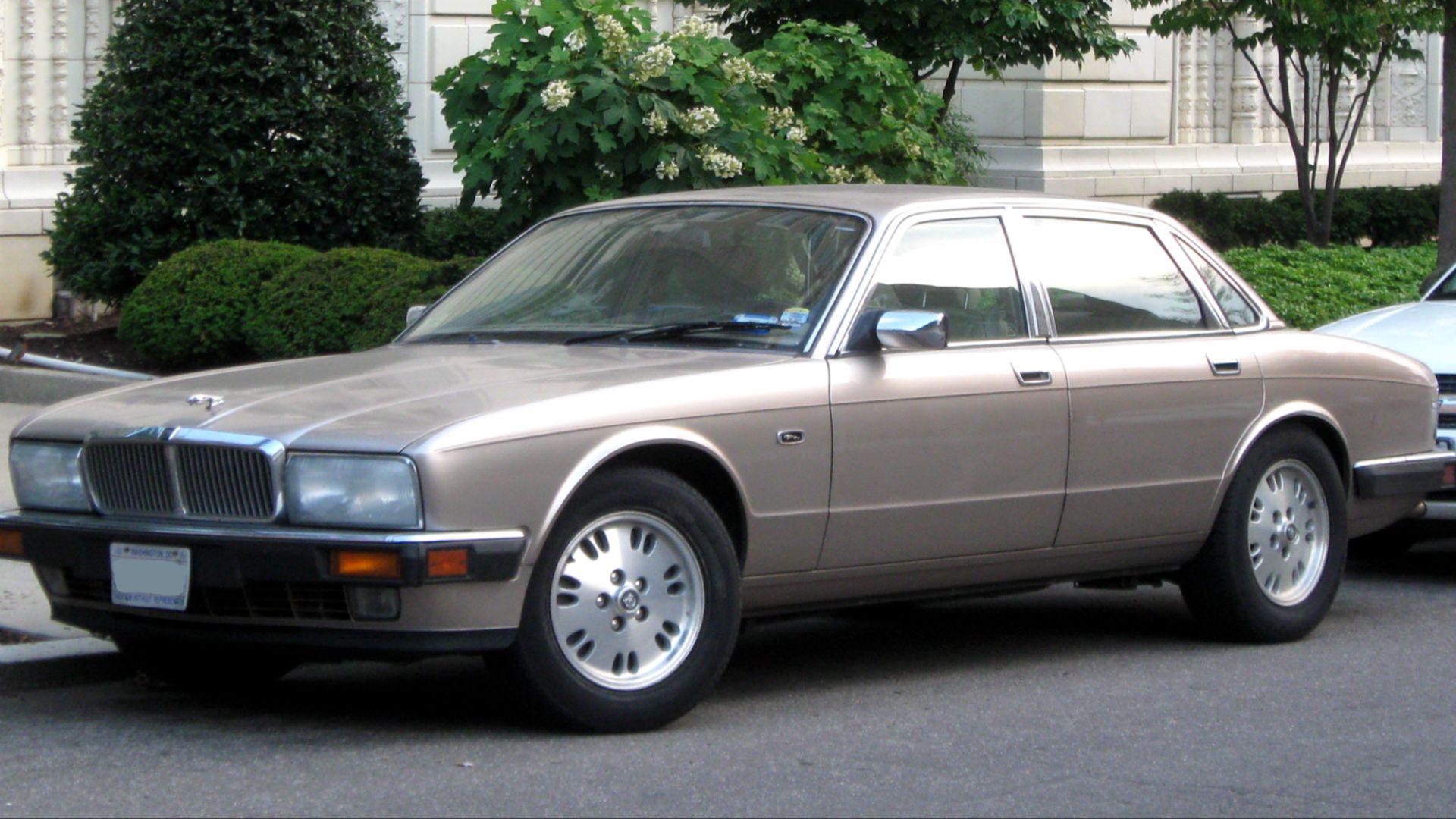 4. Jaguar XJ40
