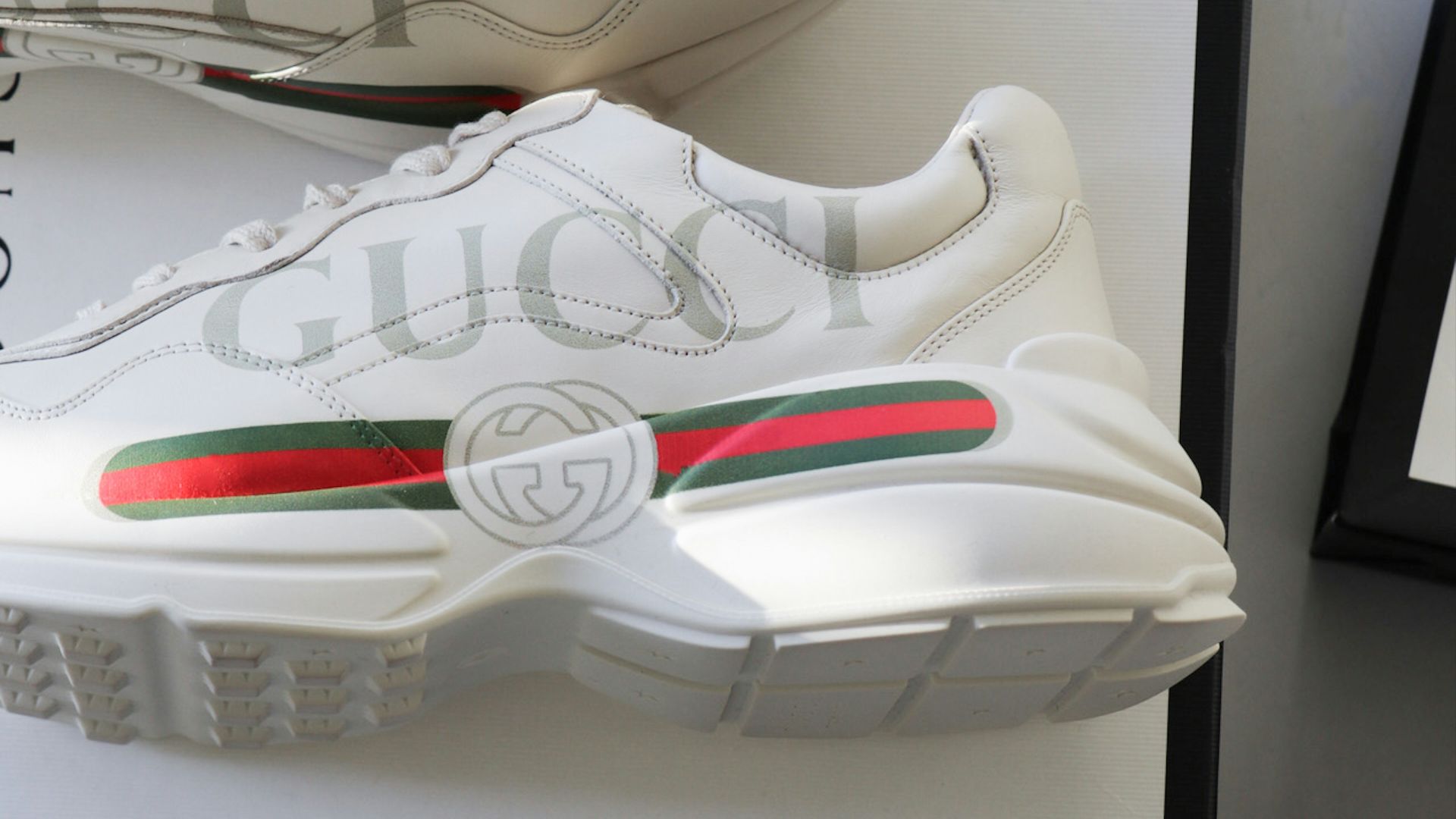 8. Baskets au logo de marque bien visible