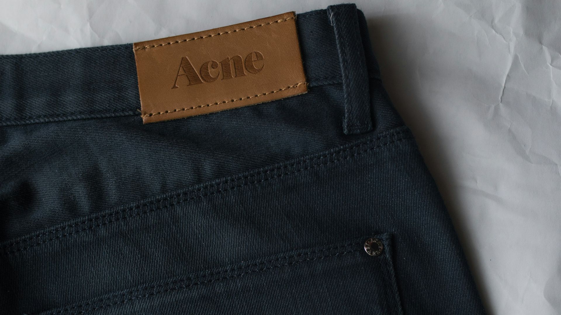 3. Un jean foncé et impeccable