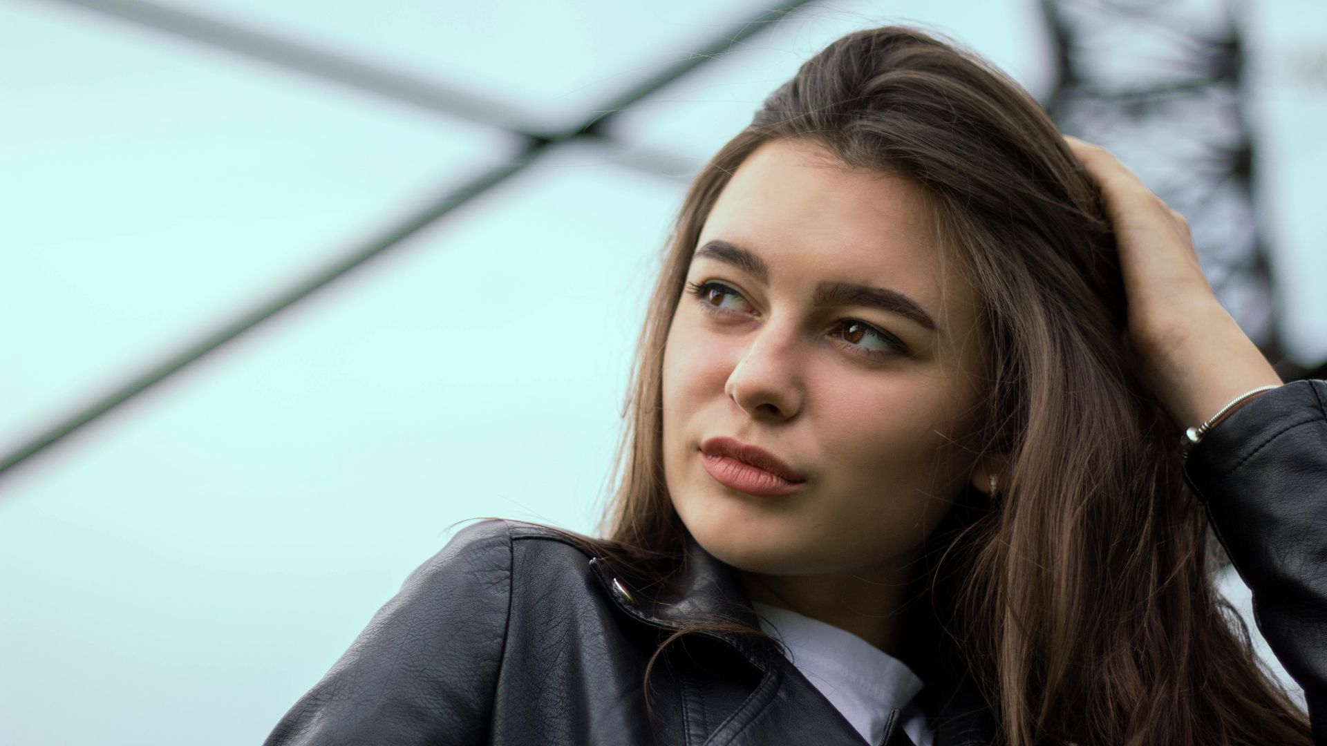 18. La veste en cuir portée sur un vêtement doux