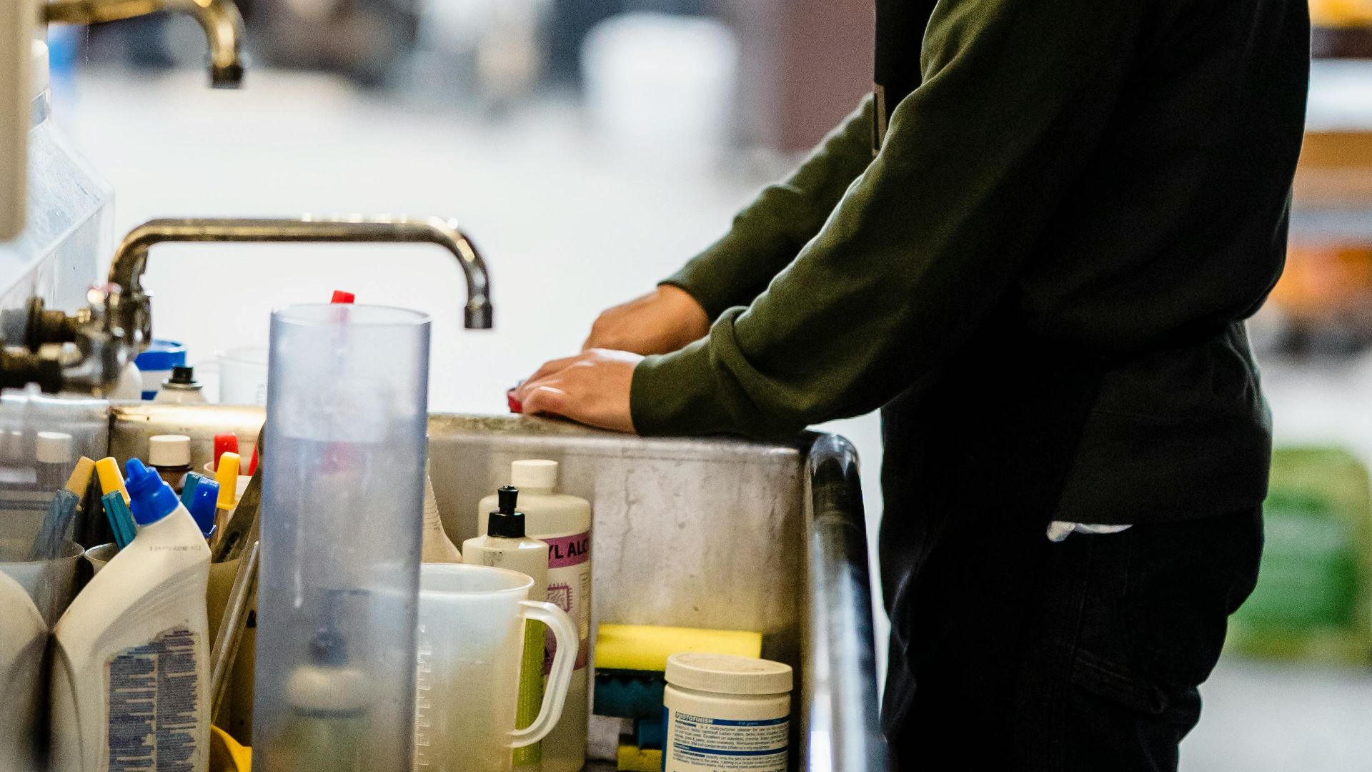 13. Un évier de service encastré