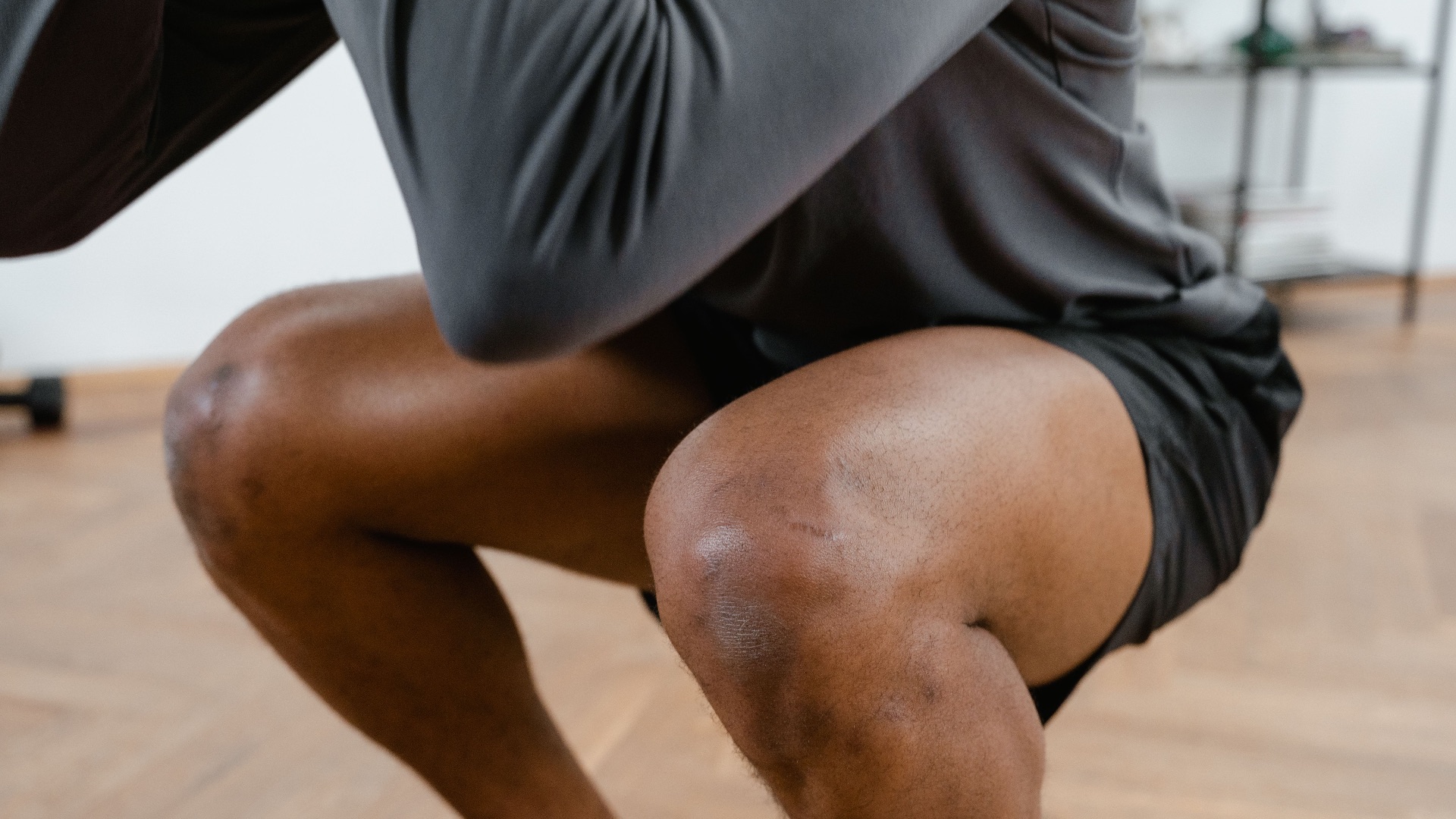 8. Laisser le surpoids exercer une pression sur vos genoux