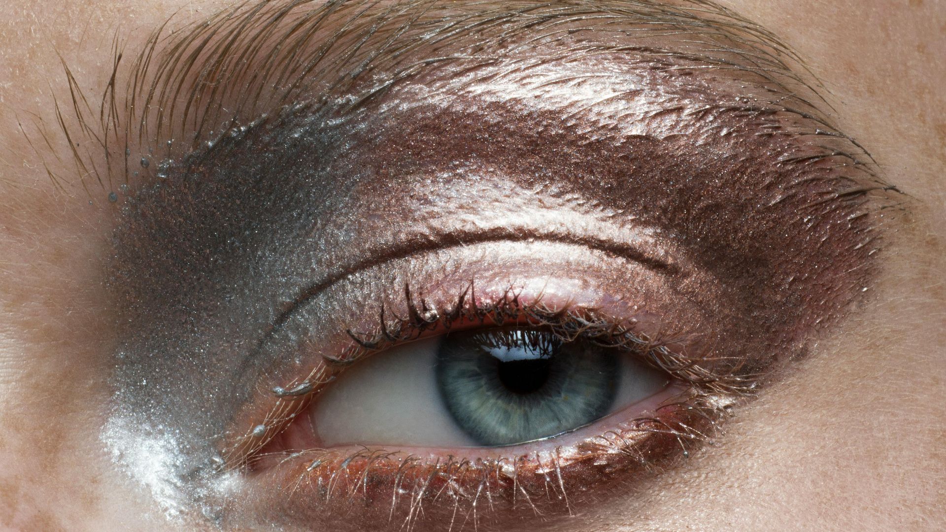 8. Une ombre prononcée jusqu'aux sourcils