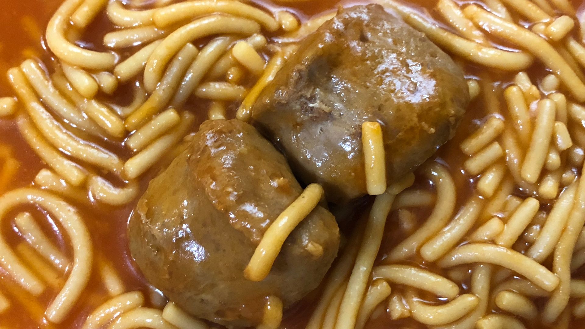 8. Mini-spaghettis en boucle et boulettes de viande