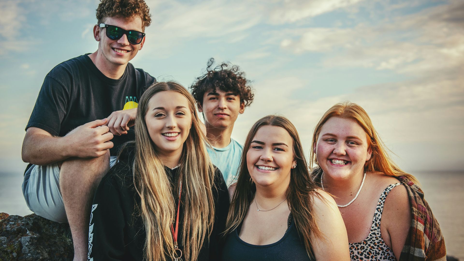 7. On te place au milieu des photos de groupe