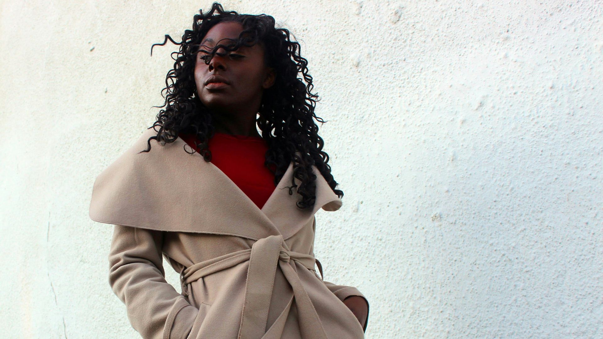 19. Le manteau jeté par-dessus la tenue de soirée