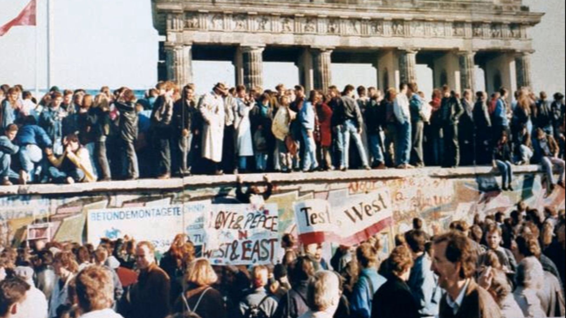 8. La chute du mur de Berlin a commencé dans la confusion