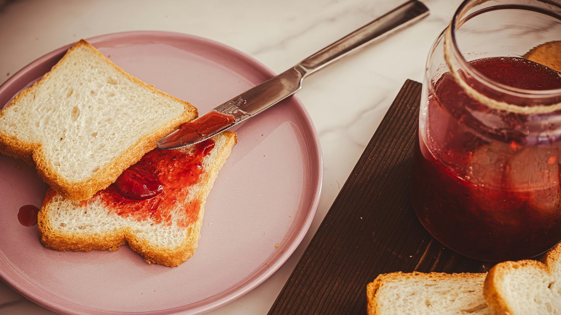 6. Toast au beurre et à la confiture