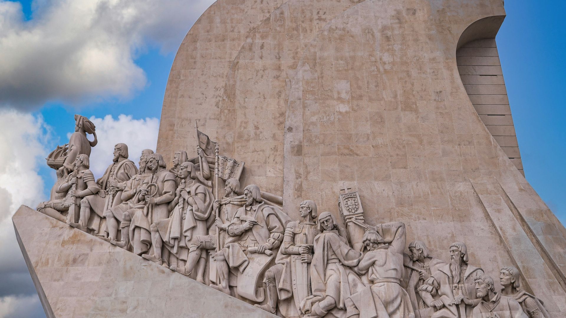 17. Monumentalisme d'inspiration mégalithique