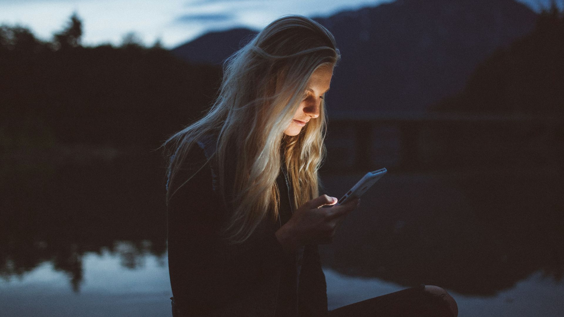 1. Garder le regard baissé sur son téléphone pendant de longues périodes