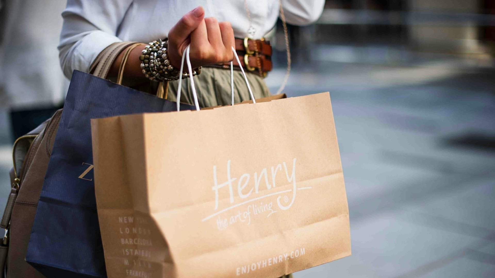 5. Transportez des sacs légers en adoptant une bonne posture