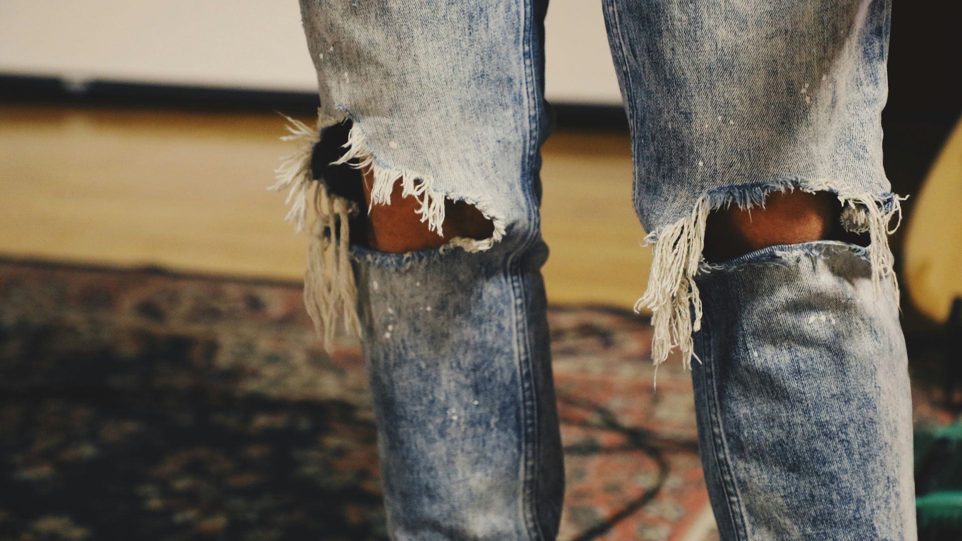 17. Des jeans trop usés