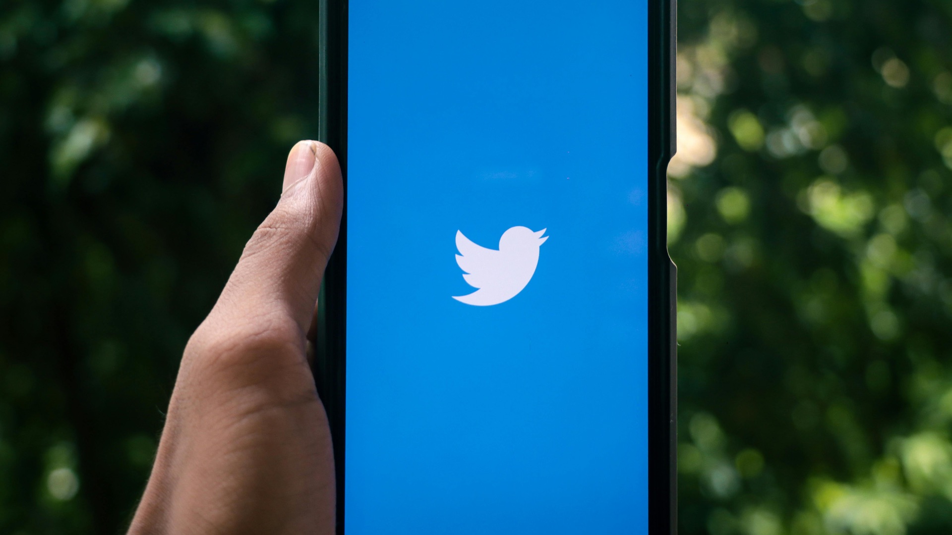 13. Elle a publié son premier tweet en 2014