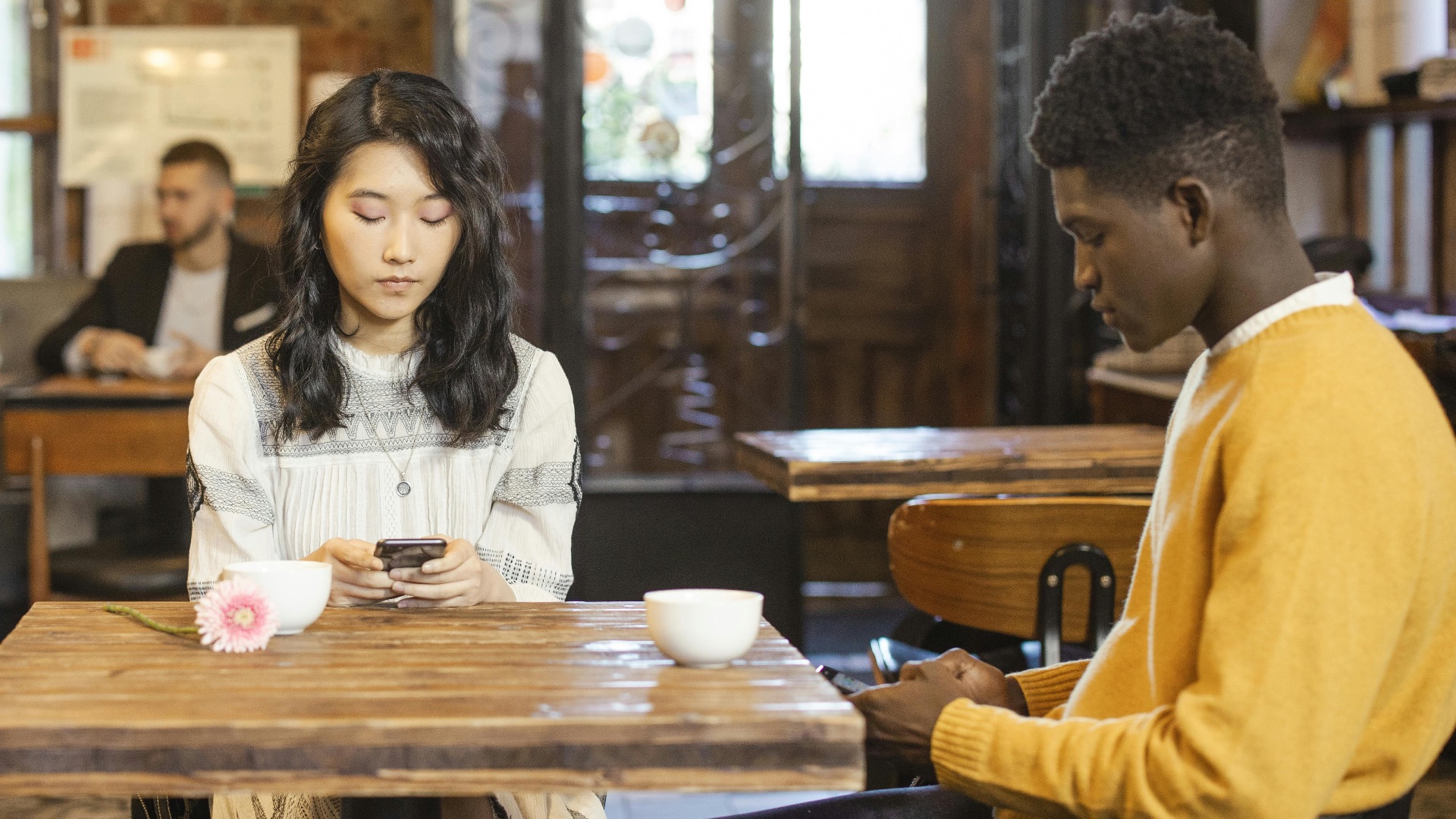 7. Peut interrompre la conversation