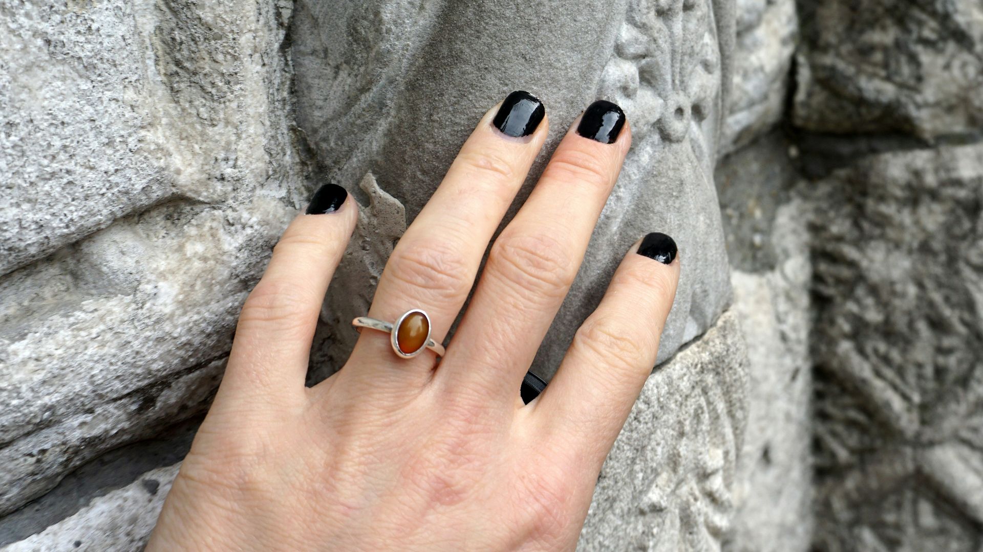 7. Porter du vernis foncé sur des ongles en mauvaise santé
