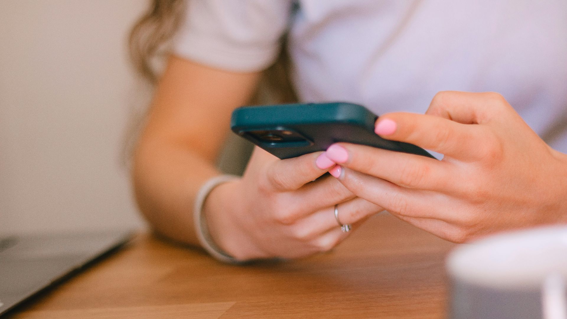 1. Envoyer sans cesse des SMS