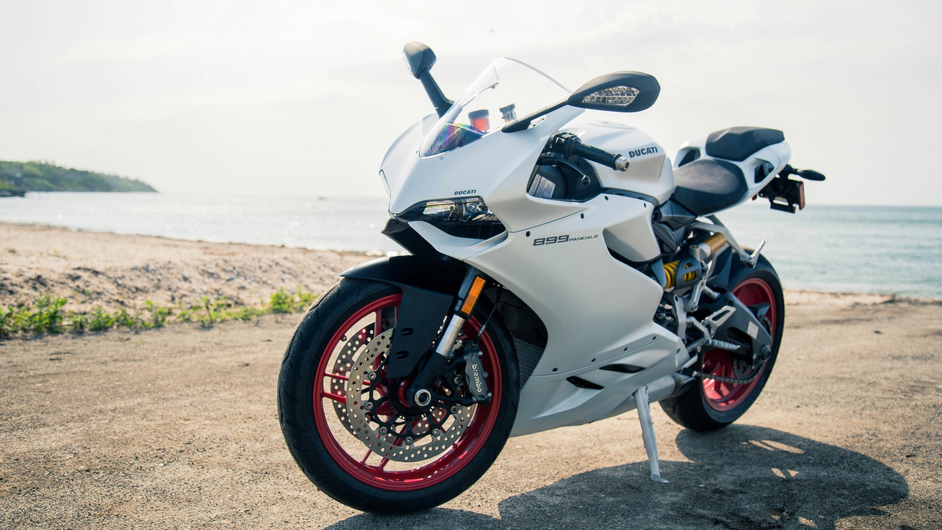 Motos et voitures: Comparatif détaillé, points forts et conseils pour choisir