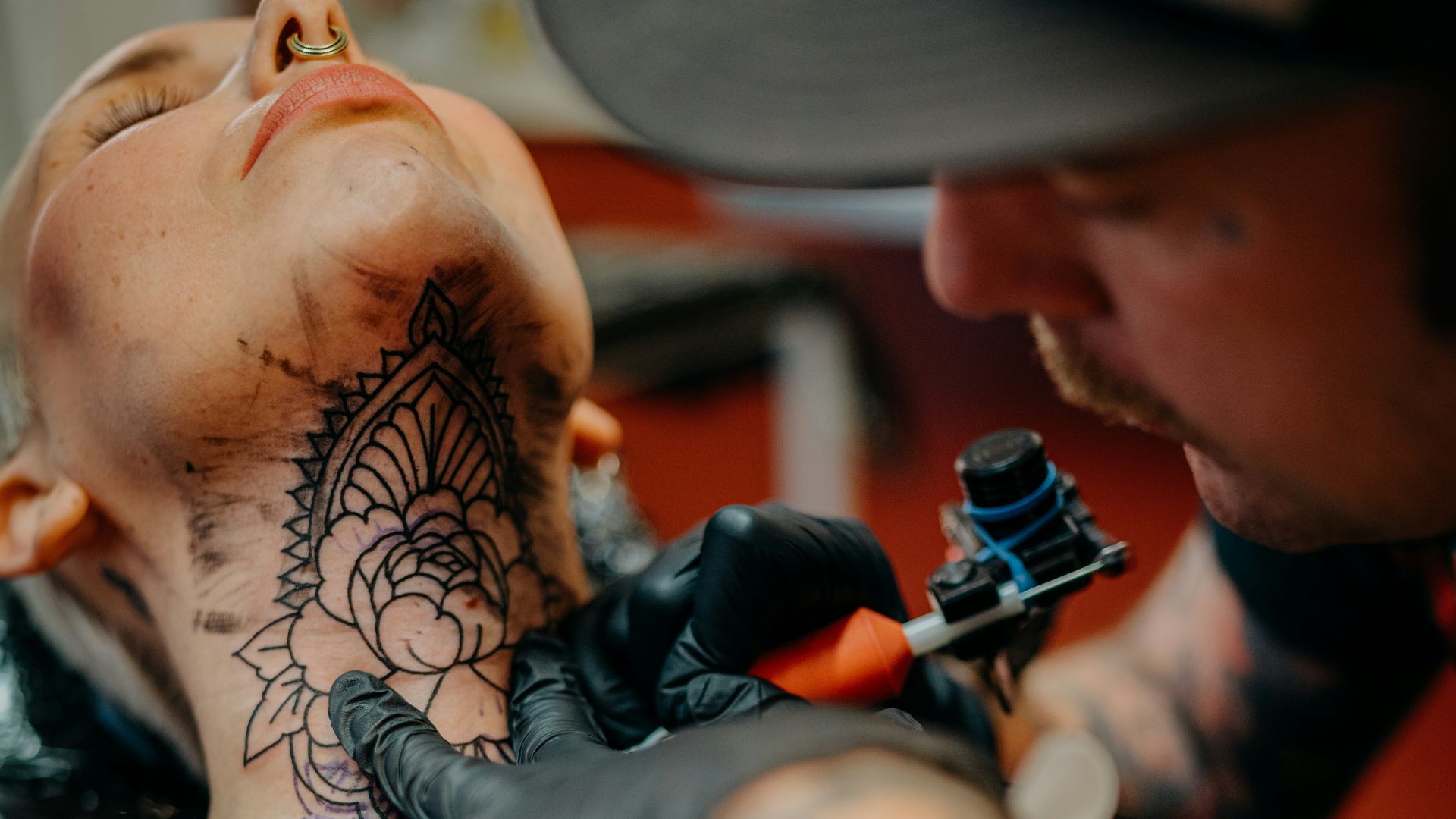 1. Tatouages sur toute la nuque