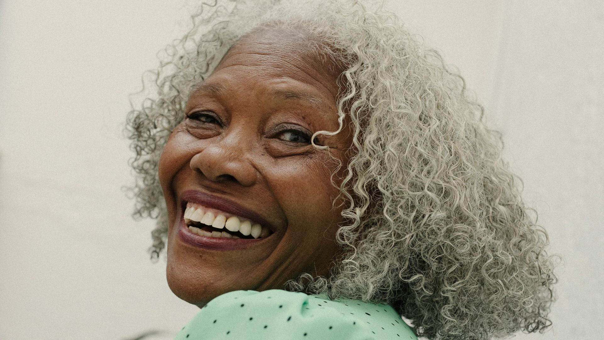 10 coiffures pour cheveux gris qui font preuve d’élégance et 10 qui peuvent donner une impression de négligence