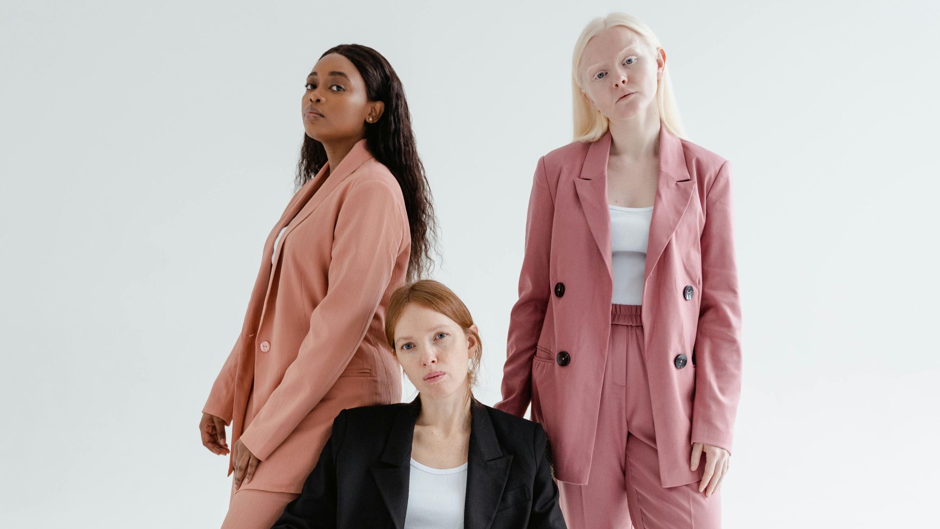 10 vêtements que les femmes portent et que les hommes détestent en secret, et 10 qu’ils adorent en cachette