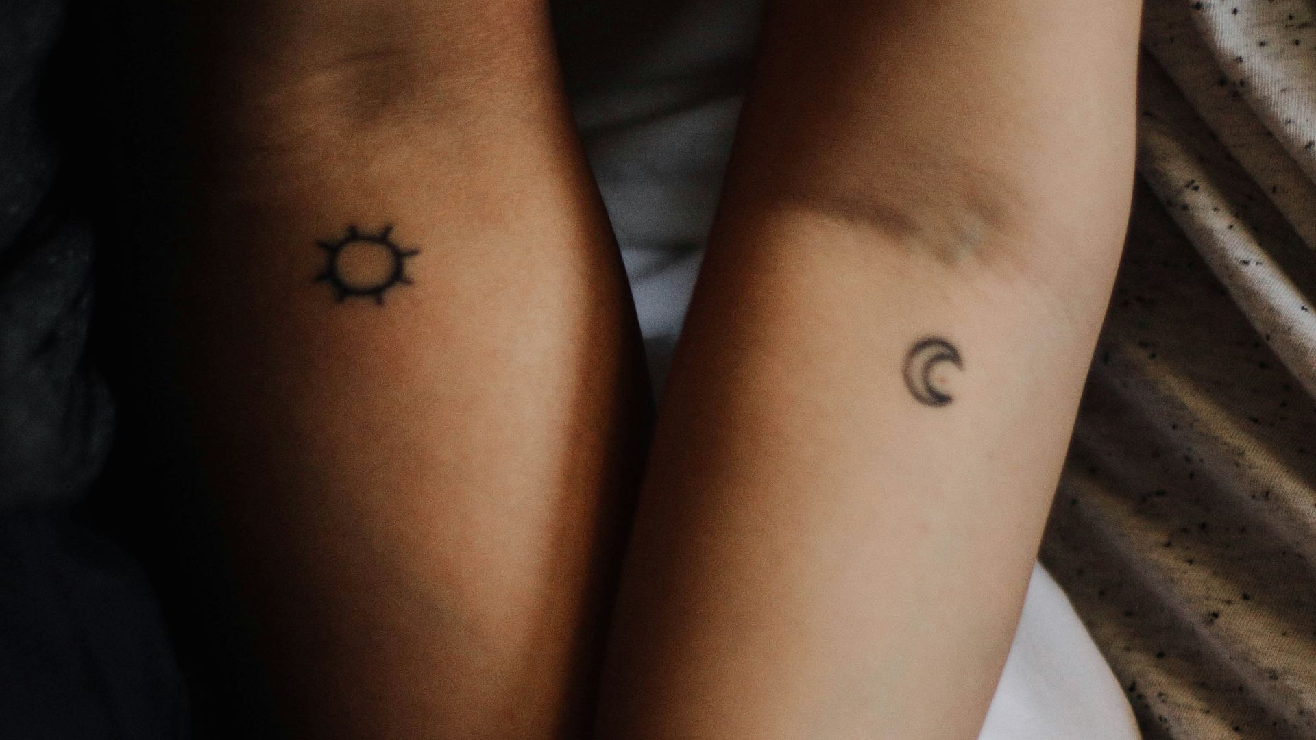 20. Des tatouages assortis datant d'une ancienne aventure