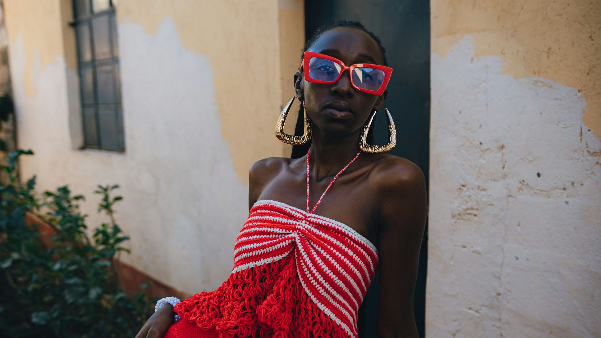 14. La tenue rouge vif