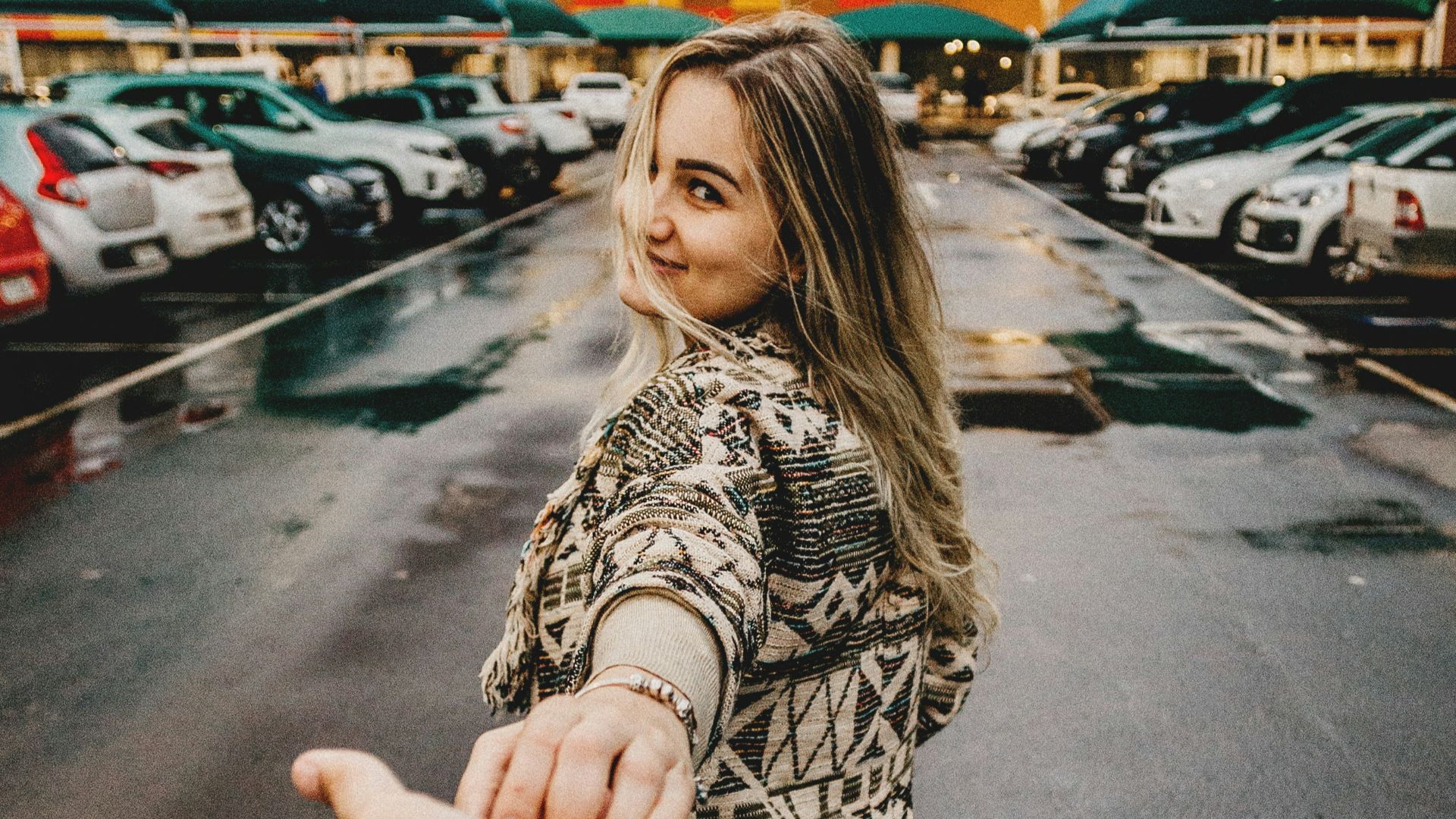 18. Elle fait bien plus de compliments aux inconnus qu’à toi