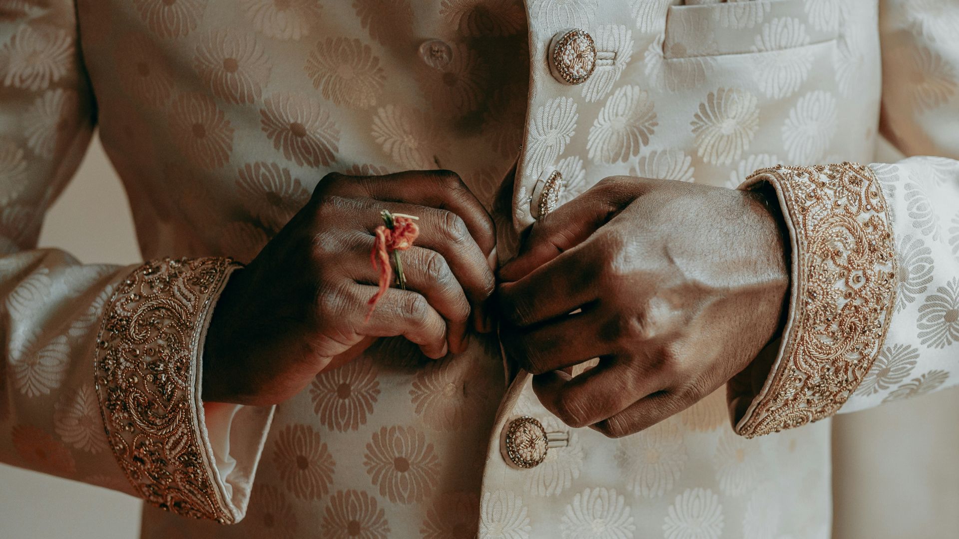 16. Boutonner son col jusqu'en haut sans que ce soit nécessaire
