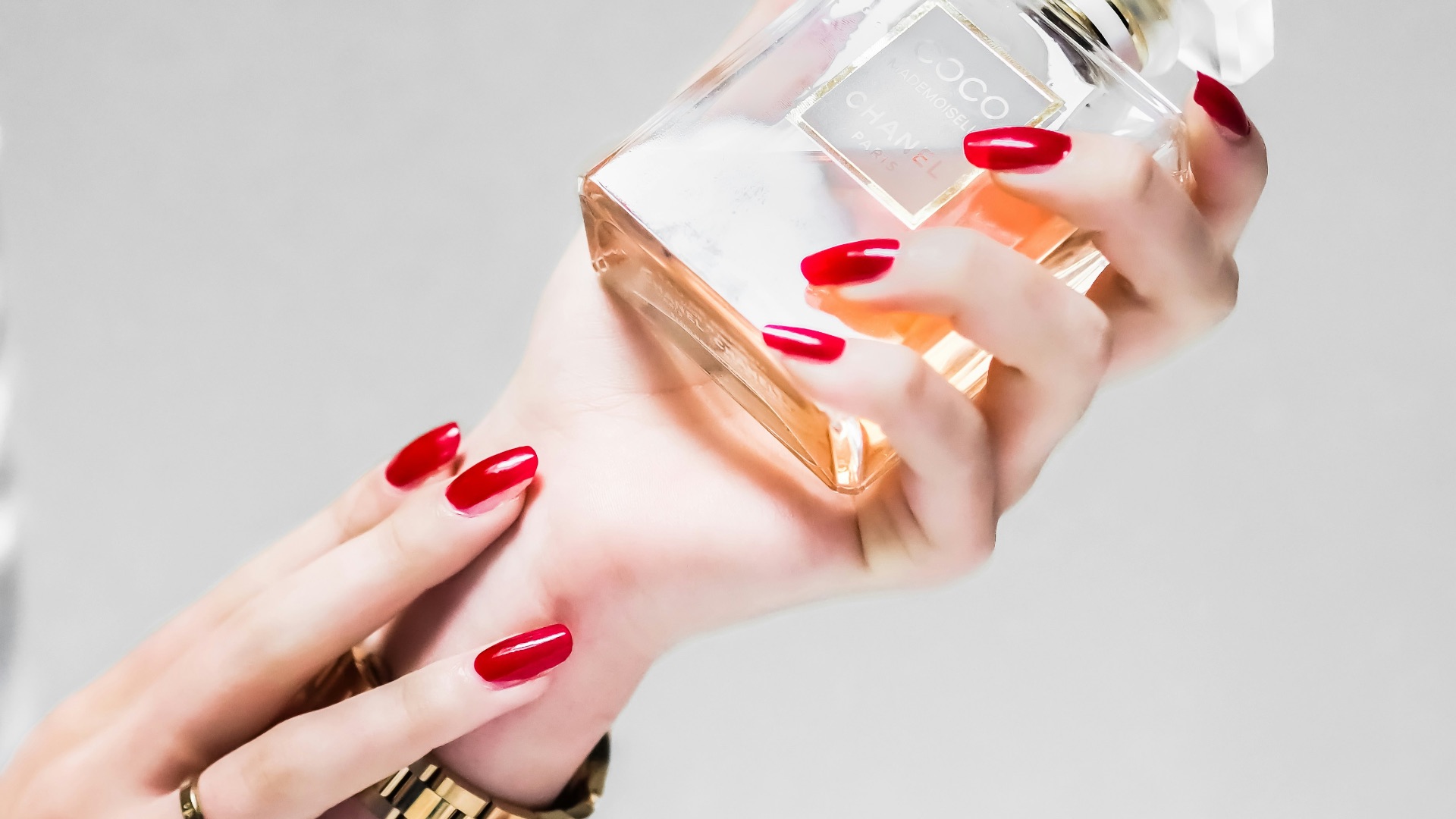 18. Porter un parfum trop fort