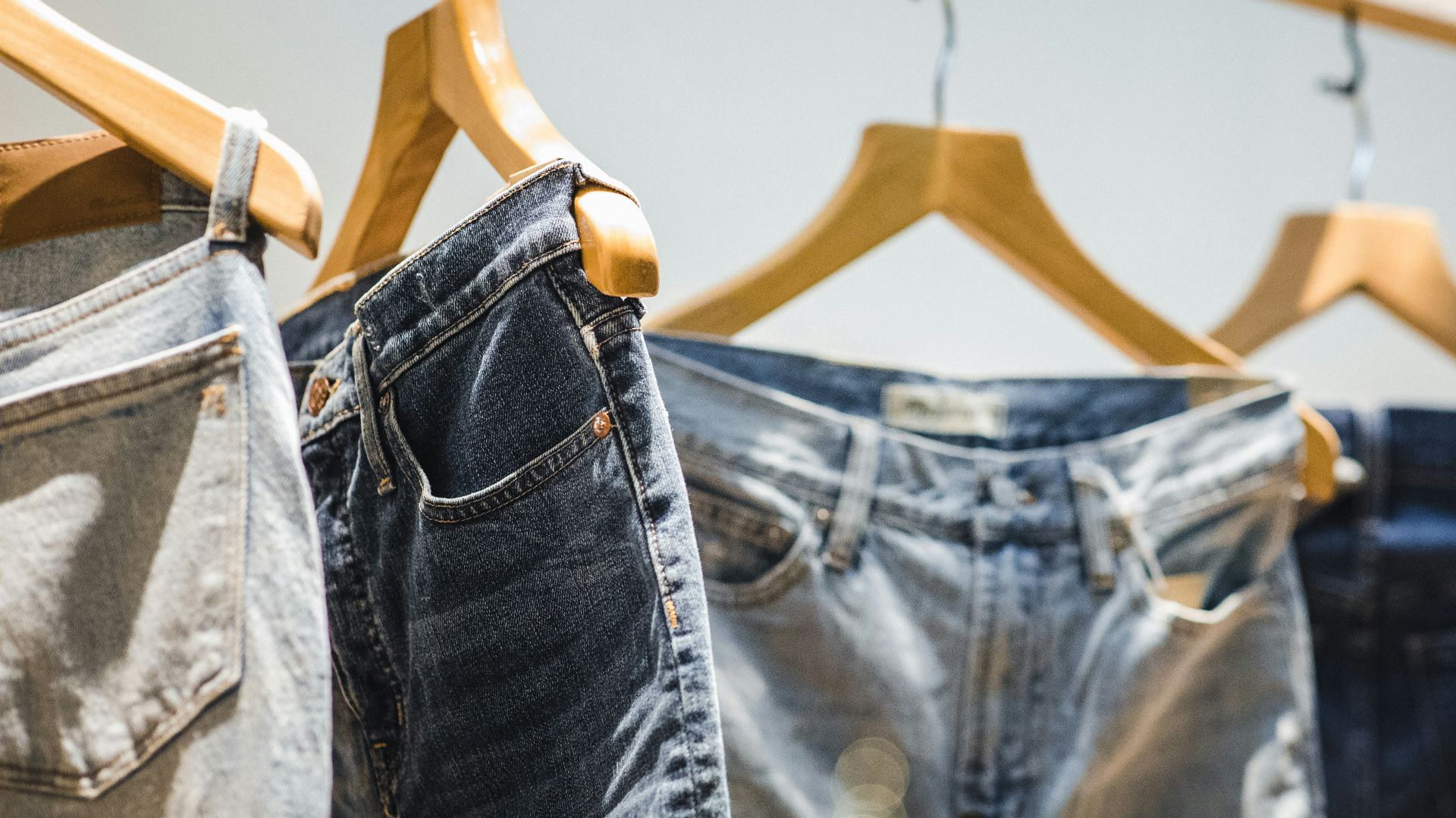 9. Un jean délavé foncé pour un look épuré