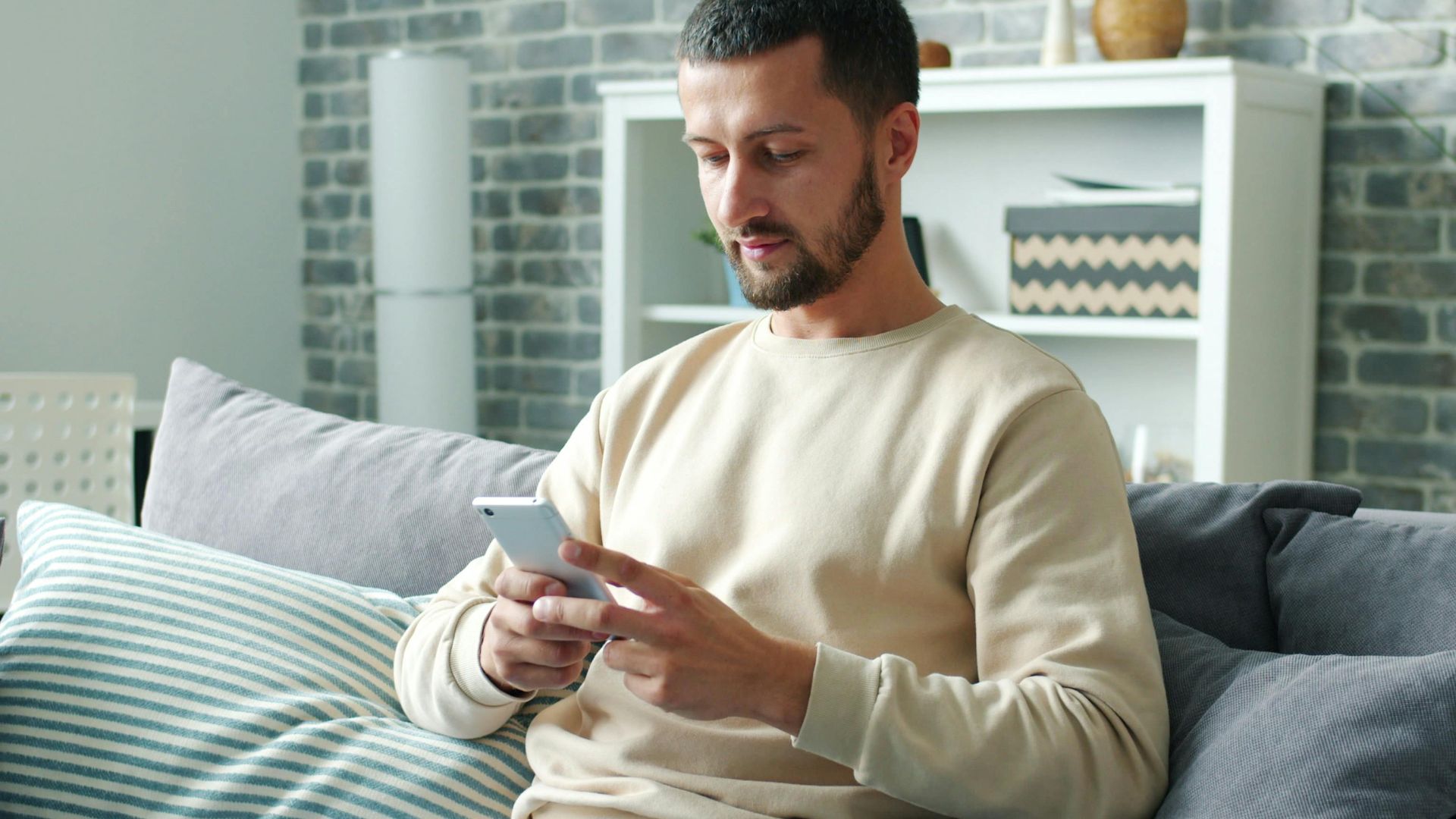 15. Fouiller dans son téléphone