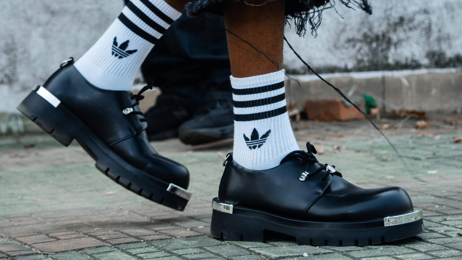 10. Des chaussures qui semblent avoir été choisies à la va-vite