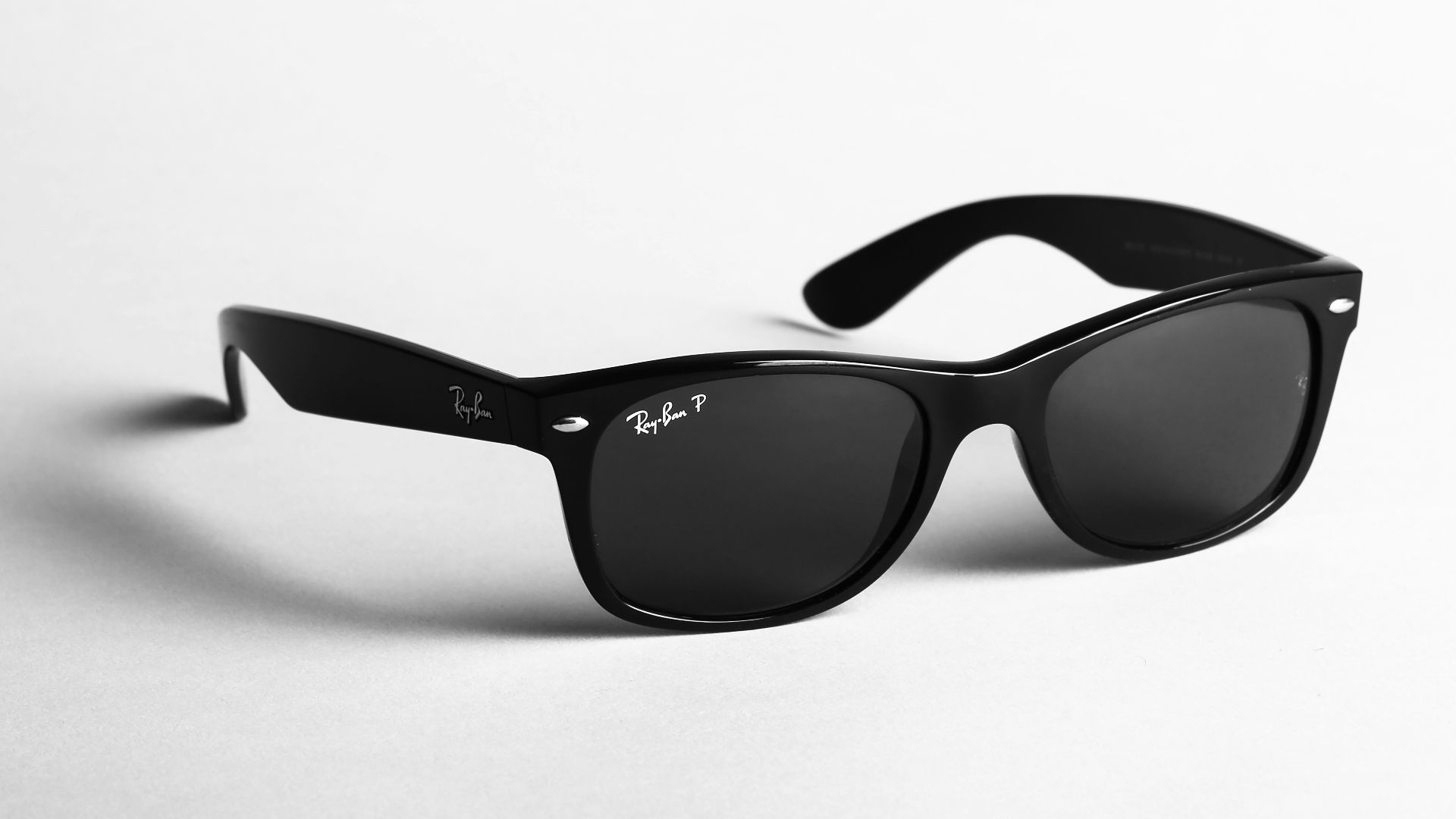 15. Le port de lunettes de soleil à l'intérieur