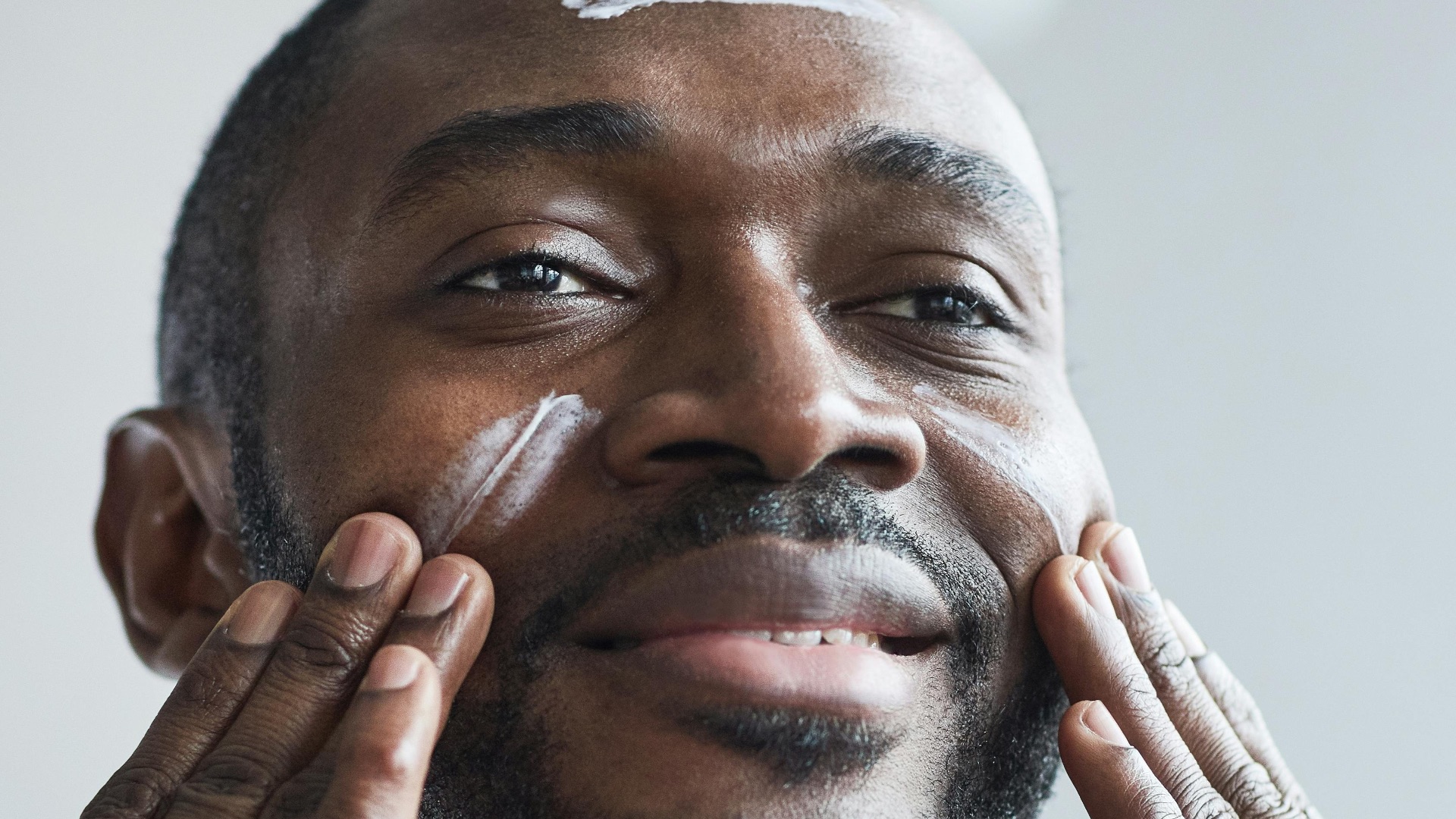 4. Appliquez une crème hydratante sur la peau encore humide