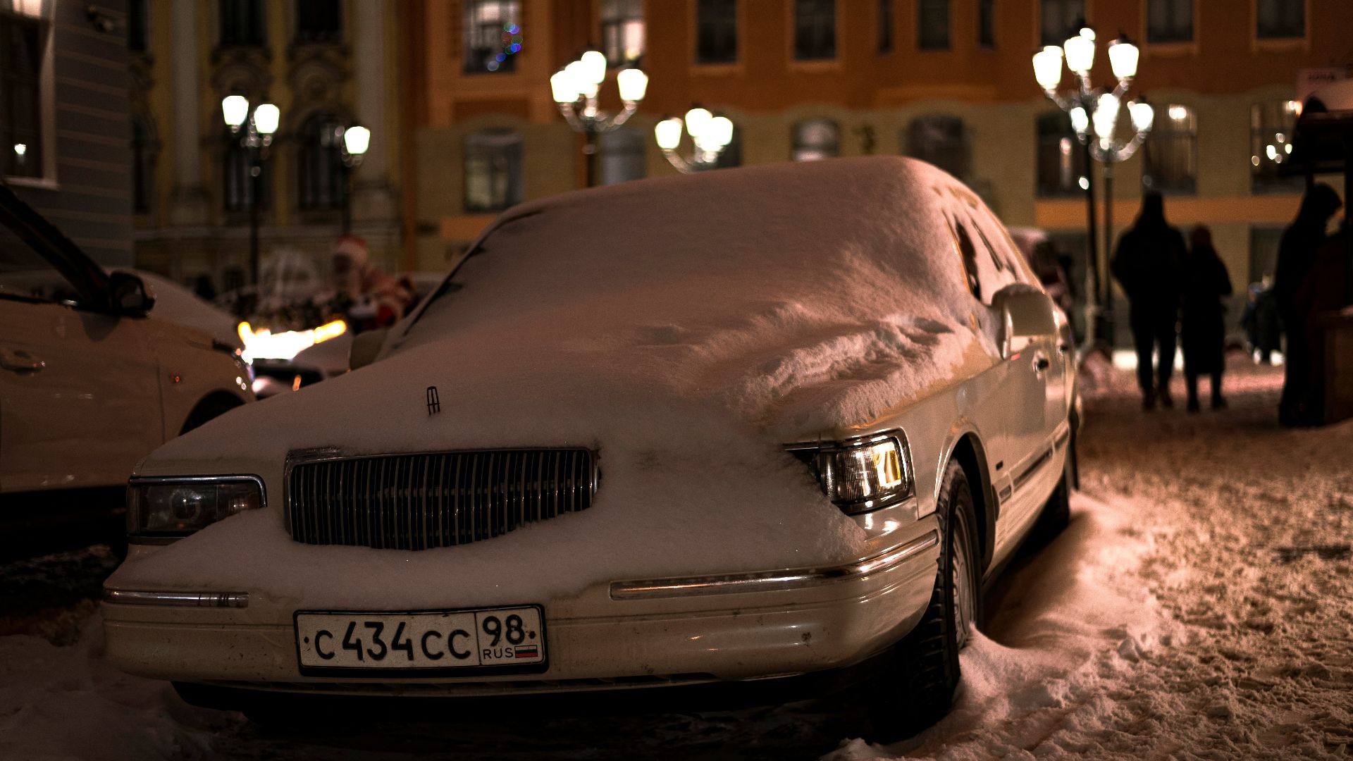 19. Dégager une voiture de la neige en la secouant